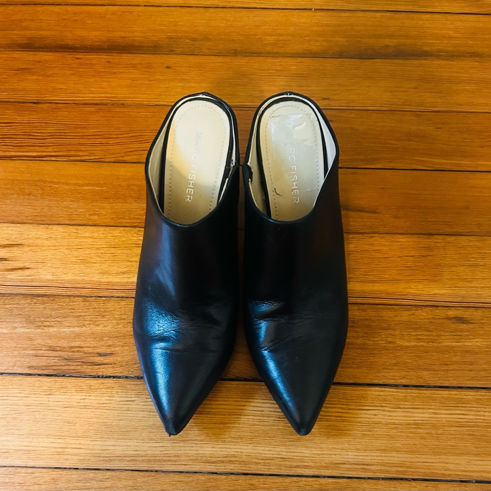 Marc Fisher Black Pointed Leather Mule, size 6